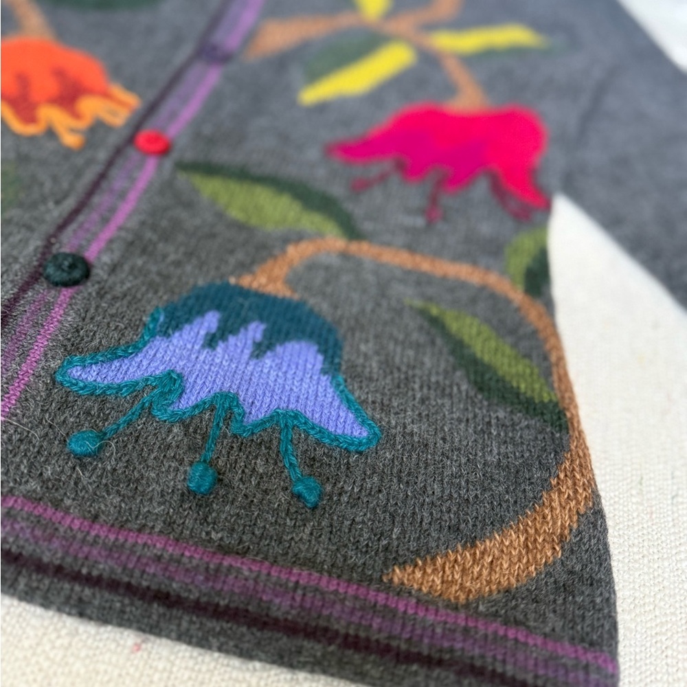 🦙🧶100% Peruvian Alpaca Floral Embroidered Button-Up Sweater Cardigan - Picture 8 of 13